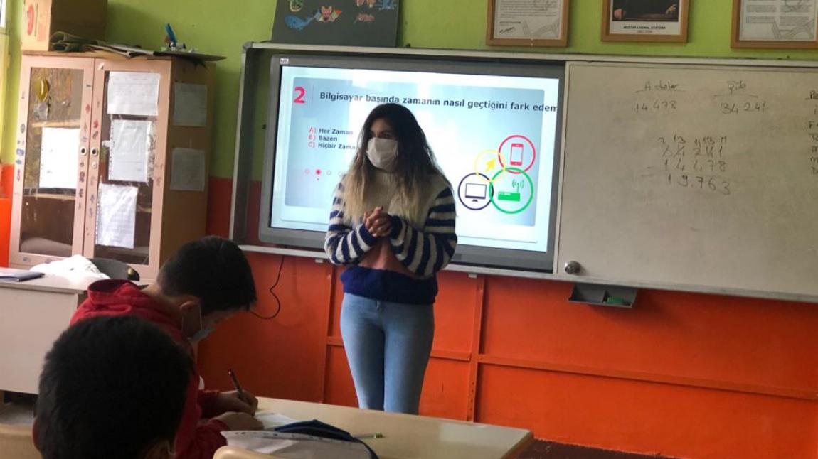 Cengiz Topel Ortaokulu Öğrencilerine Bilinçli Teknoloji Kullanımı Eğitimi